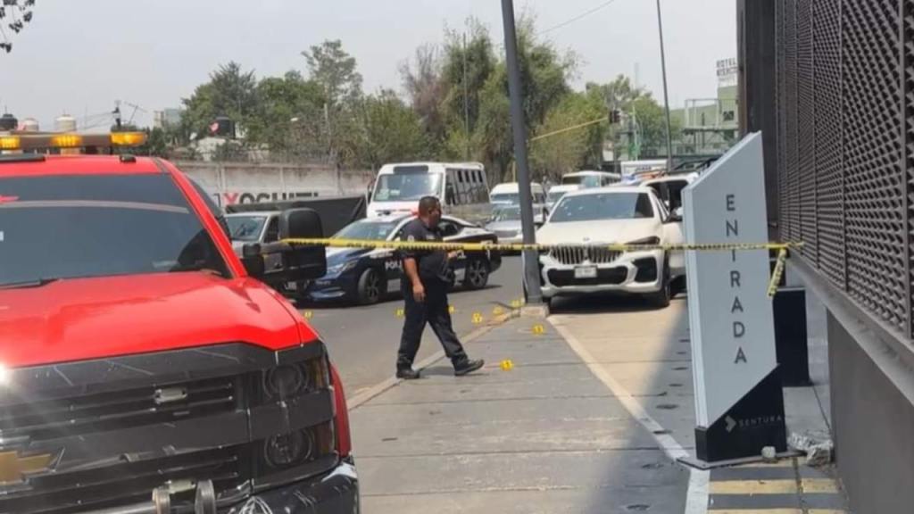 Un hombre, identificado como exfuncionario del municipio de Tlalnepantla, fue asesinado a balazos tras salir de una plaza comercial