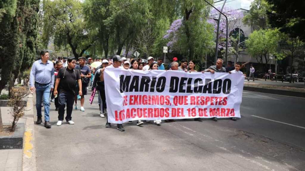Consejeros de Morena por el Estado de México, realizaron una marcha y mantiene un plantón frente a las oficinas de Mario Delgado