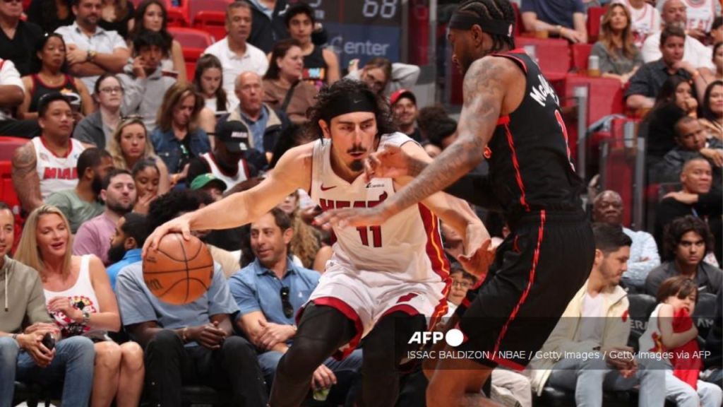 Foto:AFP|Miami Heat de Jaime Jáquez Jr gana previo al Play-In de la NBA