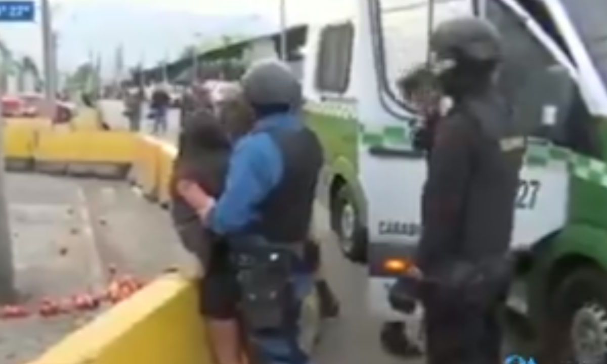 Foto: Captura de pantalla|VIDEO: Mujer desarma a policía y deja a 3 lesionados tras balacera