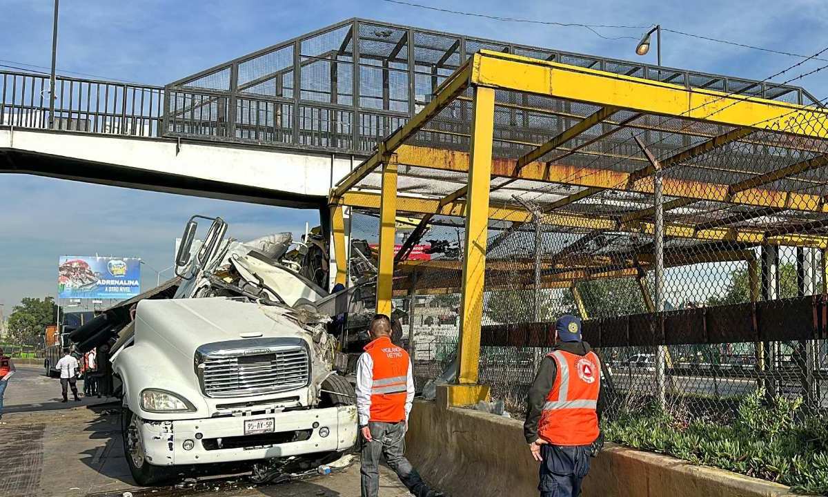 Debido a los daños por la volcadura de un tráiler que afectó el servicio de la Línea 5, el puente peatonal del lugar será reconstruido.