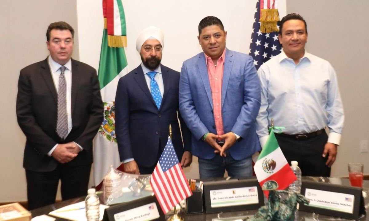 Ricardo Gallardo firmó el acuerdo con la empresa estadounidense Automann USA, para la instalación de su primer centro de distribución en SLP