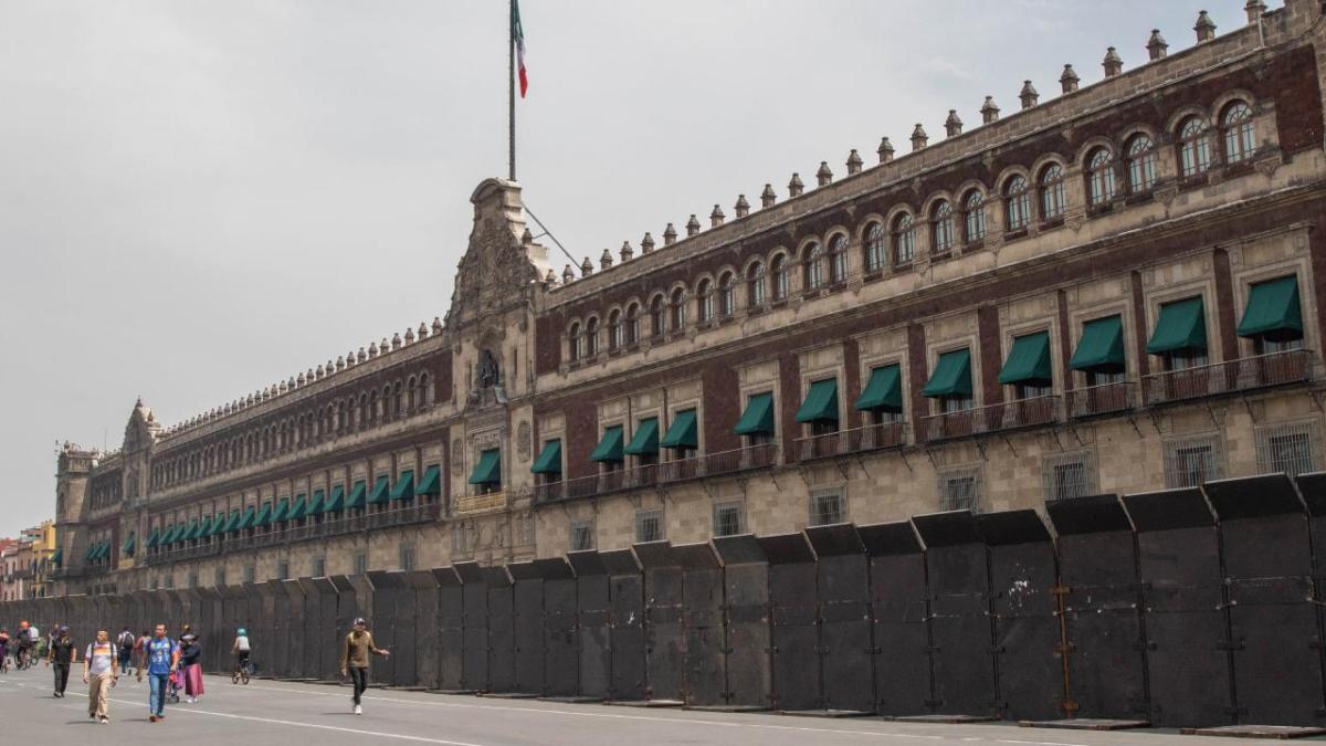 El Palacio Nacional se protegió con vallas antimotines porque en las protestas de Ayotzinapa hay muchos provocadores, dijo AMLO