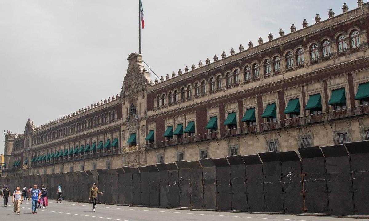 El Palacio Nacional se protegió con vallas antimotines porque en las protestas de Ayotzinapa hay muchos provocadores, dijo AMLO