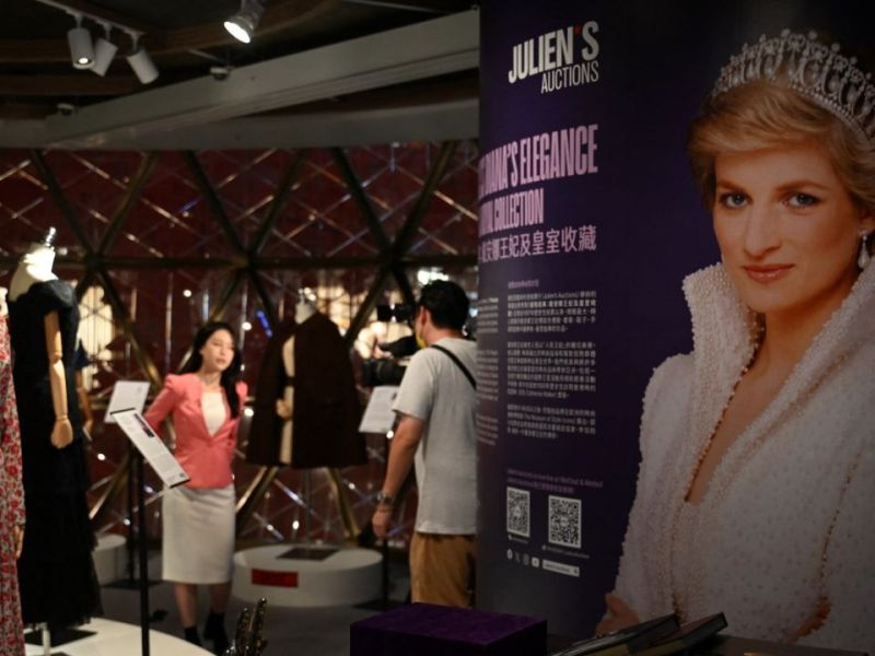 Vestidos de Lady Di se exhiben en Hong Kong antes de ser subastados