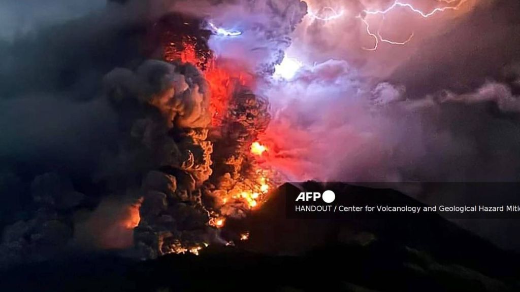 Foto:AFP|Explosión volcánica genera alerta por Tsunami en Indonesia