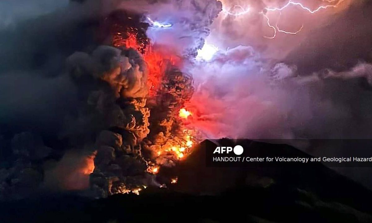 Foto:AFP|Explosión volcánica genera alerta por Tsunami en Indonesia