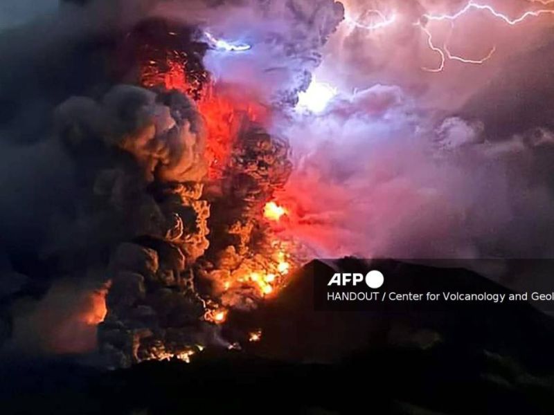 Explosión volcánica genera alerta por tsunami en Indonesia
