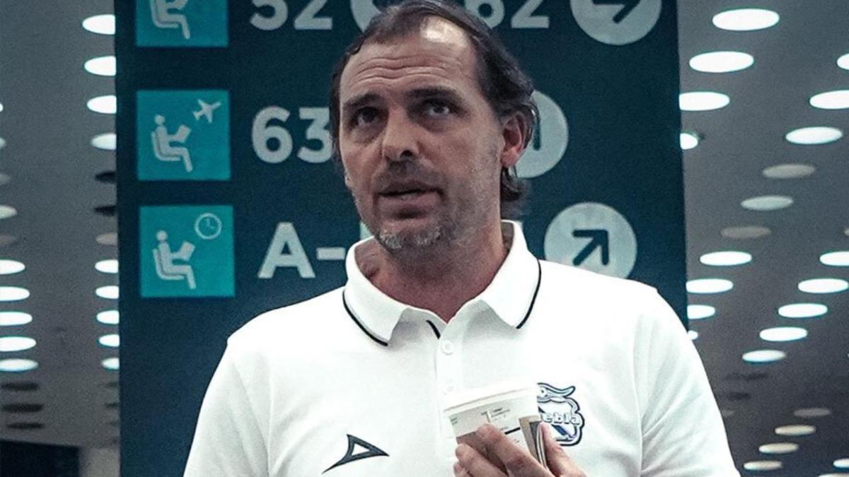 Durante la noche de este miércoles 8 de mayo, el Puebla oficializó la salida de su director técnico Andrés José Carevic.