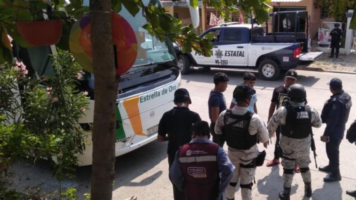 Conductor de camión queda herido tras tiroteo; transportaba a normalistas de Ayotzinapa