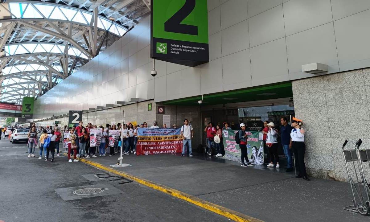 Maestros integrantes de la CNTE bloquearon la puerta 2 de acceso a la Terminal 1 del Aeropuerto Internacional de la Ciudad de México