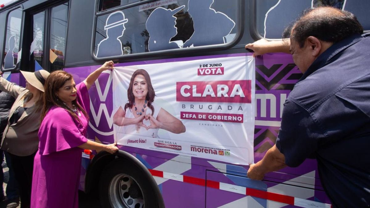 Clara Brugada colocó de manera simbólica una calcomanía al costado de un autobús, para sellar su compromiso con dicho sector