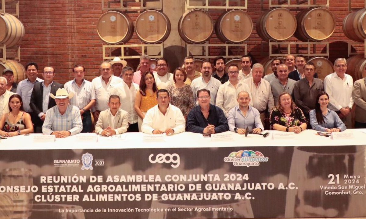 El Mandatario Estatal reconoció la labor de Carlos Muñoz Salcedo, presidente del Clúster Alimentos de Guanajuato, y a Alejandro Aboytes Macías, presidente del Consejo Estatal Agroalimentario.