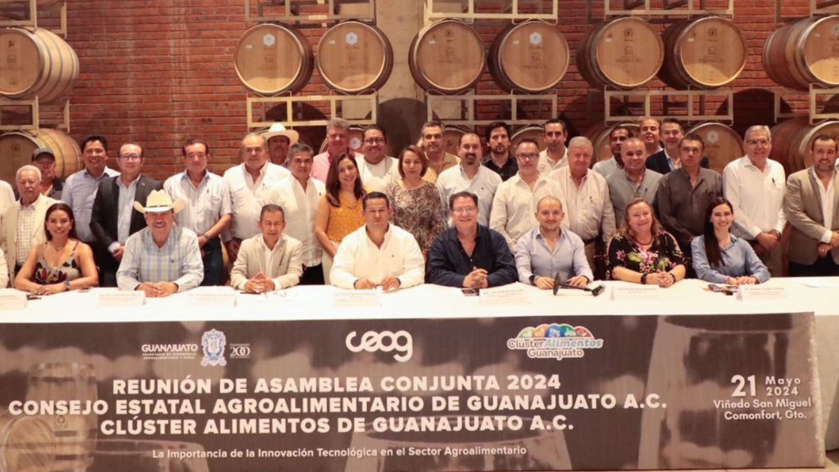 El Mandatario Estatal reconoció la labor de Carlos Muñoz Salcedo, presidente del Clúster Alimentos de Guanajuato, y a Alejandro Aboytes Macías, presidente del Consejo Estatal Agroalimentario.