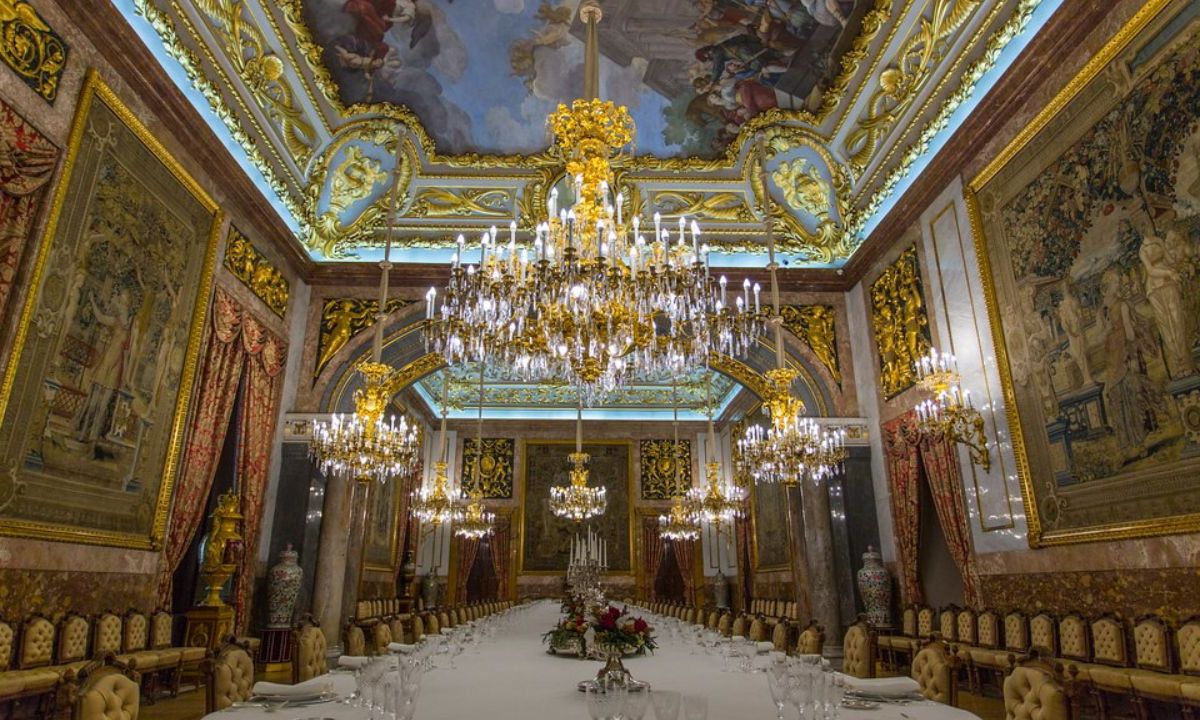 Una colección de 4 mil menús de banquetes oficiales que se remontan a la época de Napoleón III hasta la actualidad son subastados hoy en París