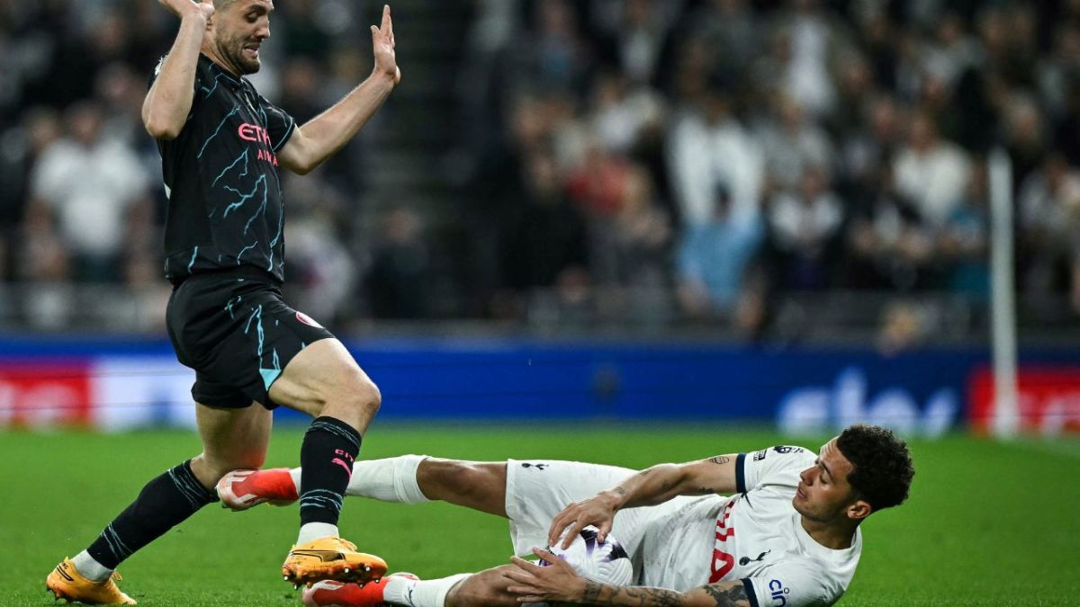Obligados a ganar su partido pendiente de la jornada 34 ante los Spurs, Manchester City se colocó a una victoria de conquistar su décima Premier League
