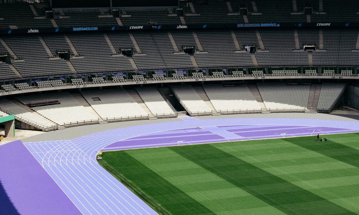 La organización de los Juegos Olímpicos reveló por completo ayer, la pista de atletismo de tartán donde correrán los atletas
