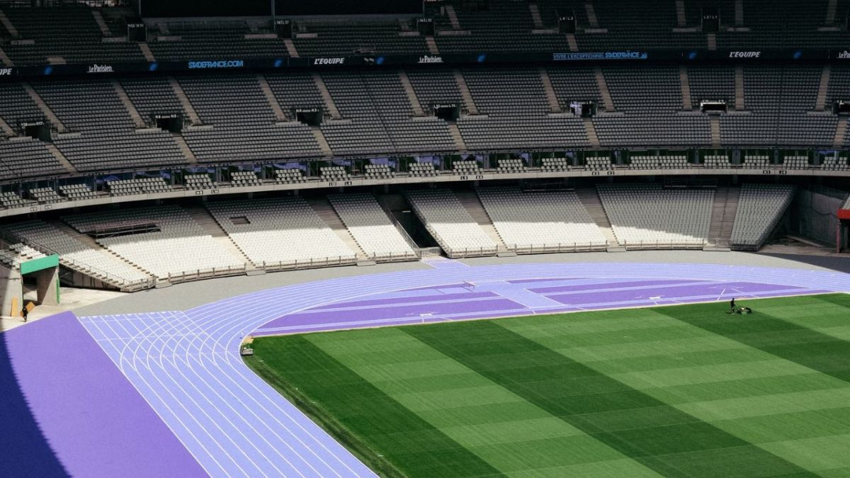 La organización de los Juegos Olímpicos reveló por completo ayer, la pista de atletismo de tartán donde correrán los atletas