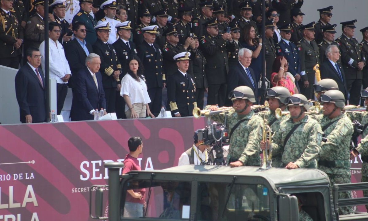 Desfile . El Presidente encabezó el 162 Aniversario de la Batalla de Puebla.