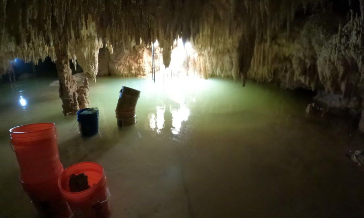 ECOCIDIO. El activista, mostró imágenes donde se ve que “trabajadores del mal llamado @TrenMayaMX, están removiendo el concreto derramado en 8 Balas” y Oppenheimer. ¡Faltan por “limpiar” otras 120 cavernas! ¿Y las rellenadas?”.