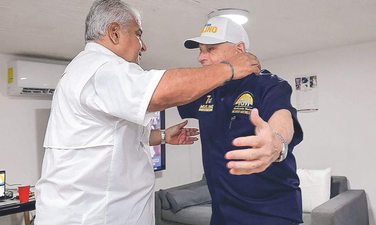 ASILO. José Raúl Mulino visitó ayer, después de votar en las elecciones presidenciales de Panamá, al expresidente Ricardo Martinelli en la embajada de Nicaragua, donde se encuentra desde febrero para evitar la prisión.