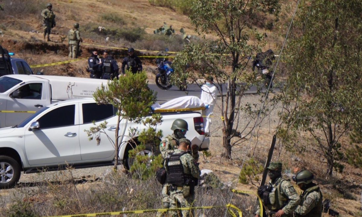 Operativo. Autoridades resguardaron la zona de La Bufa, donde encontraron los cadáveres. El viernes abandonaron otras afuera de una primaria, también, en la capital del estado