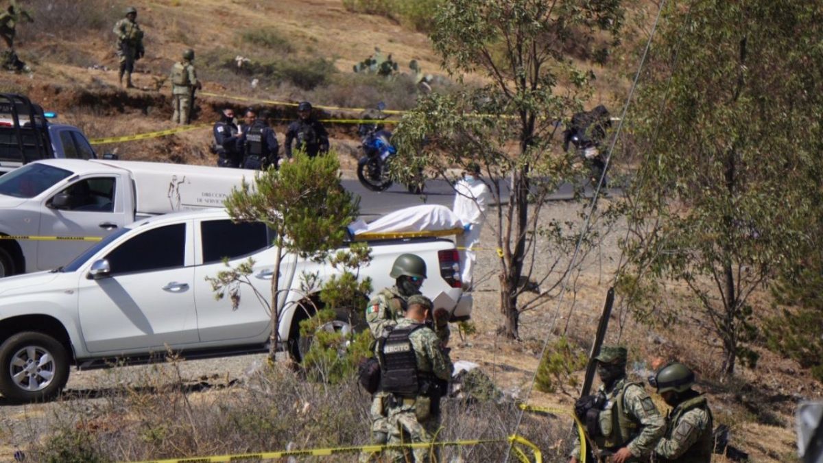 Operativo. Autoridades resguardaron la zona de La Bufa, donde encontraron los cadáveres. El viernes abandonaron otras afuera de una primaria, también, en la capital del estado