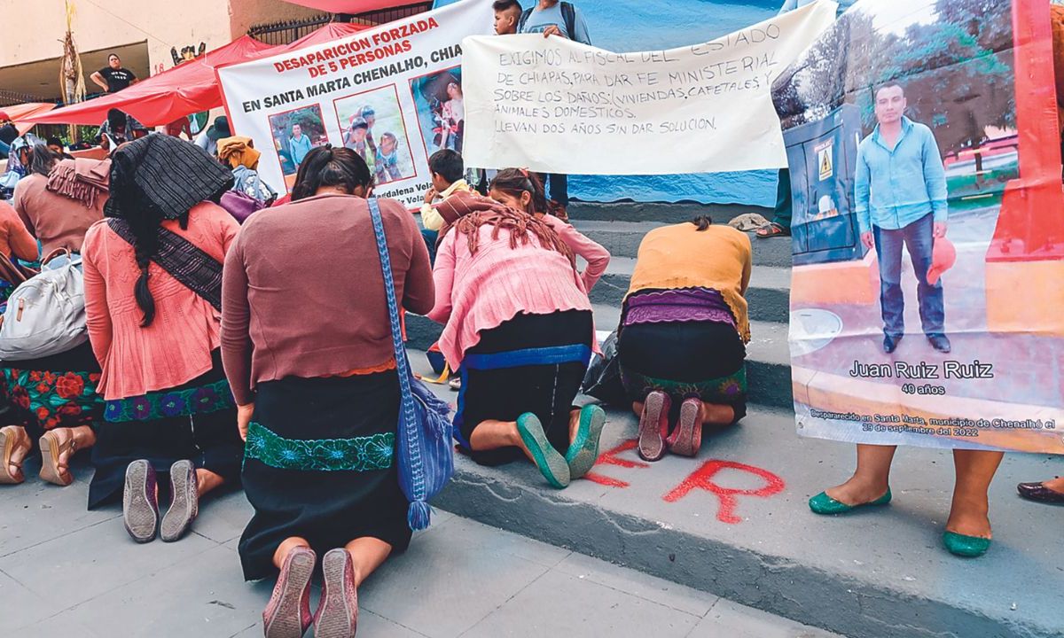 Chiapas. Los supuestos maestros rompieron cristales, pintaron bardas y lanzaron gas lacrimógeno contra las sedes partidistas.