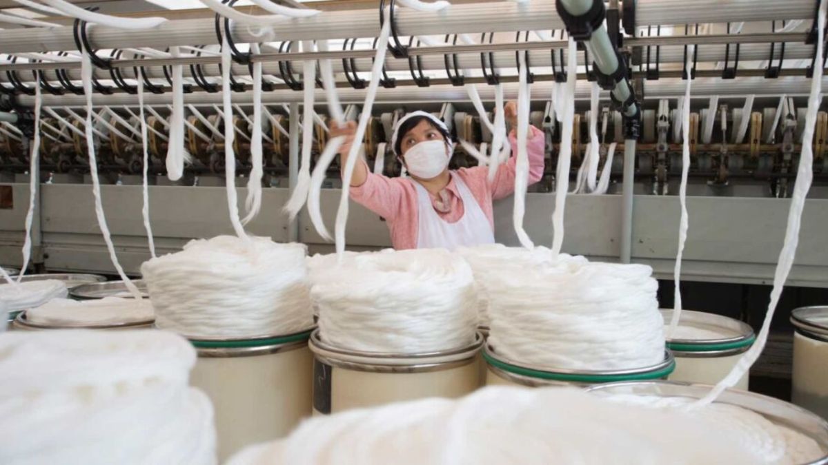 Estados Unidos anunció ayer la incorporación de 26 compañías chinas del sector textil, acusadas de utilizar algodón procedente de Xinjiang