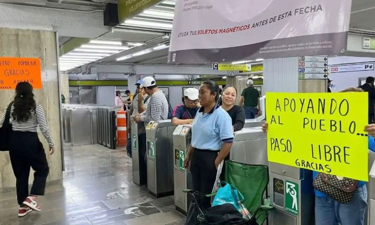 Presión. Integrantes de la CNTE estuvieron en entradas de algunas estaciones del STC para impedir el pago de las tarifas a los usuarios.