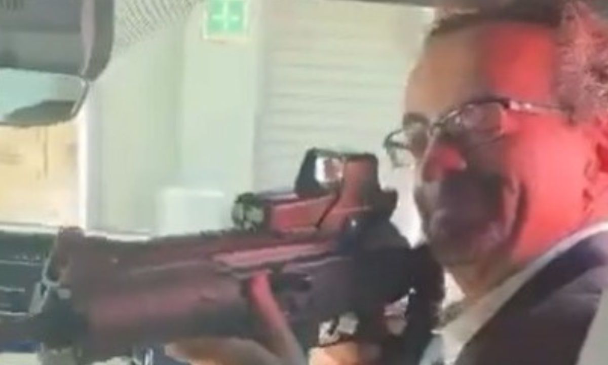 Trascendió la noticia del cese del embajador británico en México luego de que se viralizara un video donde se le ve apuntando con un arma.