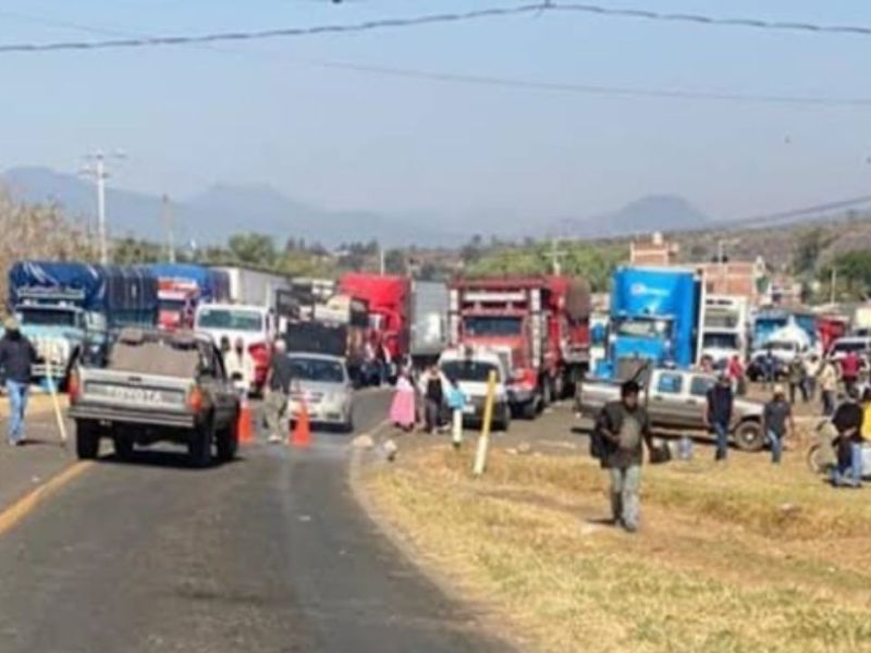 Tras ataque a la Ronda Comunal de Santa Fe de la Laguna cierran carreteras en Michoacán