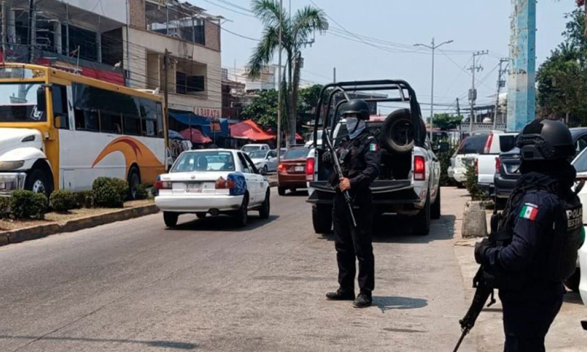 Blindaje. Ayer abandonaron restos humanos dentro de una camioneta, por lo que se reforzó la seguridad  y vigilancia en el puerto de Acapulco.