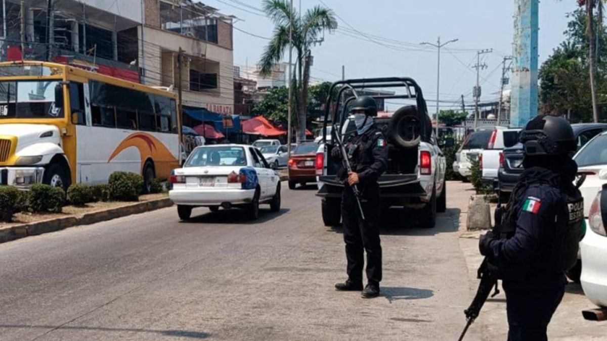 Blindaje. Ayer abandonaron restos humanos dentro de una camioneta, por lo que se reforzó la seguridad  y vigilancia en el puerto de Acapulco.