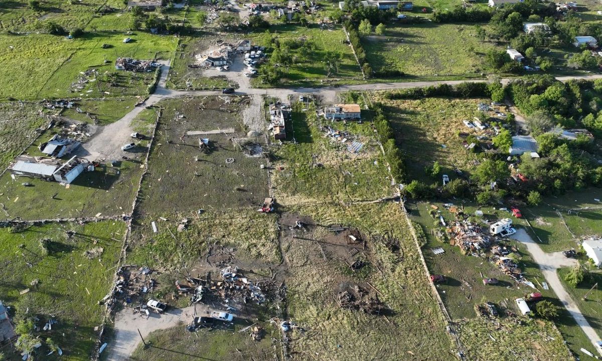 Desolador. La devastación causada por los tornados es un recordatorio de la vulnerabilidad de las comunidades ante los fenómenos naturales. En Texas, los vientos volcaron vehículos y destrozaron casas, dejando una estela de destrucción.