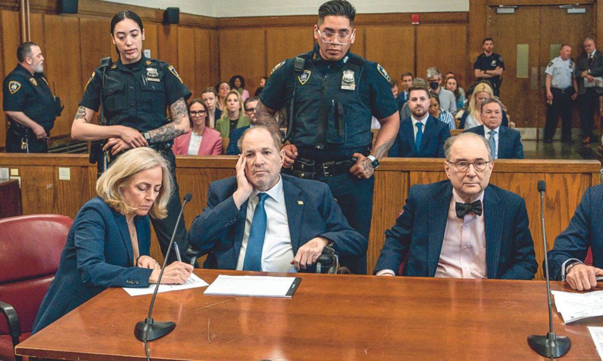 Un juez del Tribunal Supremo de Nueva York ordenó ayer un nuevo juicio al magnate del cine Harvey Weinstein, luego de que una corte de apelaciones revocara la semana pasada su anterior condena por violación y agresión sexual