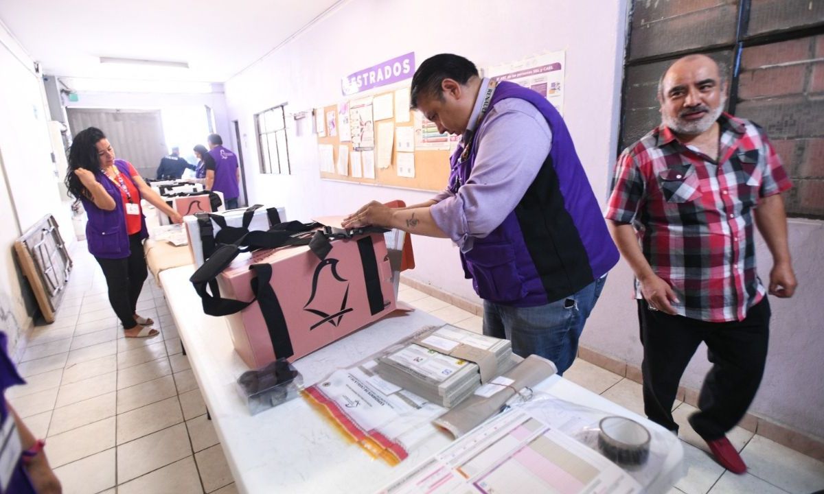 Alistan. Los funcionarios electorales realizan los últimos detalles para la jornada electoral del 2 de junio.