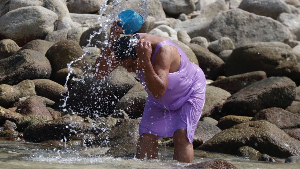 Chapuzón. Una mujer se refresca a la orilla de la playa en Santa María Huatulco, Oaxaca, debido a que el termómetro alcanzó los 45 grados centígrados en la entidad.