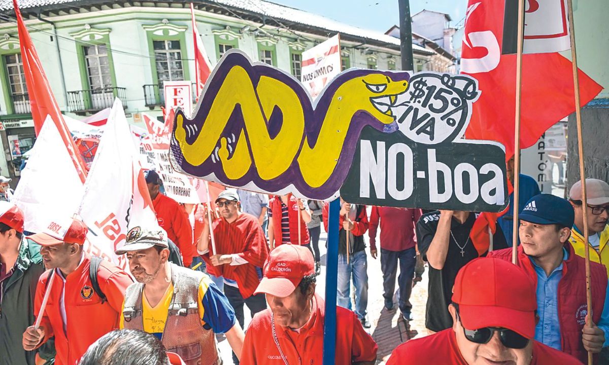 DÍA DEL TRABAJO. Sindicatos y movimientos sociales se manifestaron ayer contra el Gobierno del presidente ecuatoriano Daniel Noboa, en Quito.