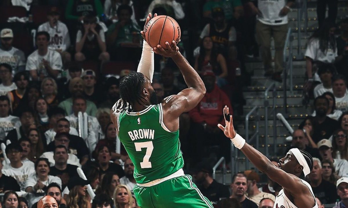 Impecables en su visita a Cleveland, los Celtics regresarán a Boston con la semifinal ante los Cavaliers 3-1 después de ganar el cuarto juego 102-109