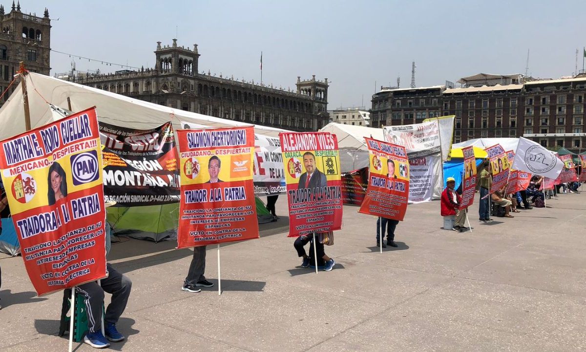 Protesta. Integrantes de la CNTE tomaron con libertad la estación Taxqueña donde aplicaron metro popular y gratuito.