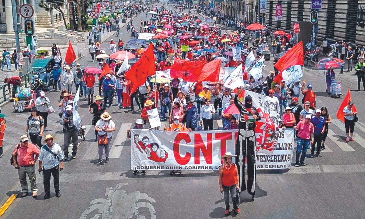 Protesta. La CNTE rechazó el incremento salarial anunciado por el Presidente, manteniendo su paro indefinido en el Zócalo capitalino, así como en otros lugares del país.