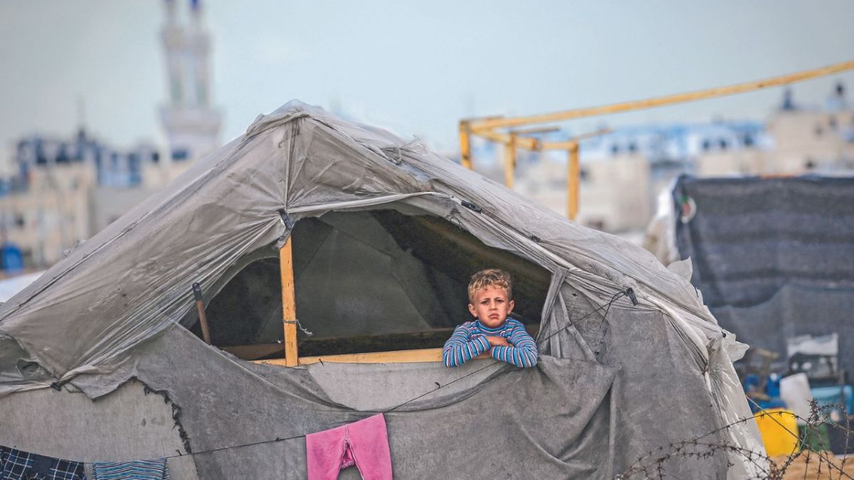 GUERRA EN GAZA. Los niños son uno de los grupos más vulnerables, de acuerdo con el Observatorio de Desplazamiento Interno (IDMC).