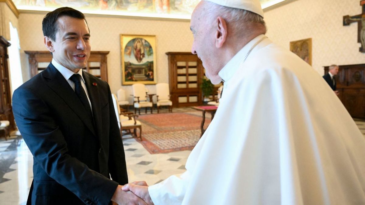 VISITA. El pontífice tuvo ayer una audiencia con el presidente de Ecuador en El Vaticano.