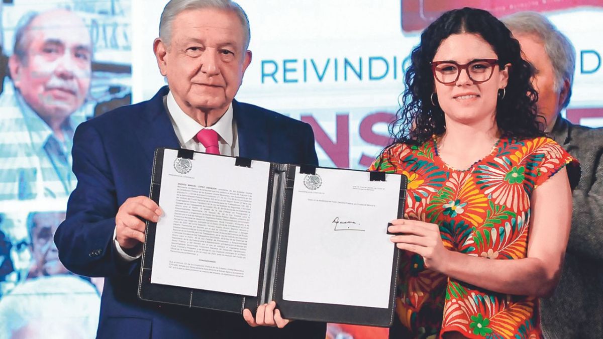 Dictamen. El presidente de México con Luisa Maria Alcalde, en la firma del decreto para la creación del Fondo de Pensiones para el Bienestar.