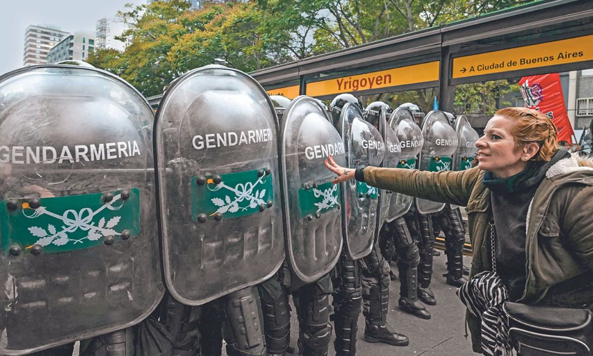 SEGURIDAD. Un fuerte operativo fue montado ayer para bloquear a los manifestantes y despejar el tránsito en Buenos Aires.