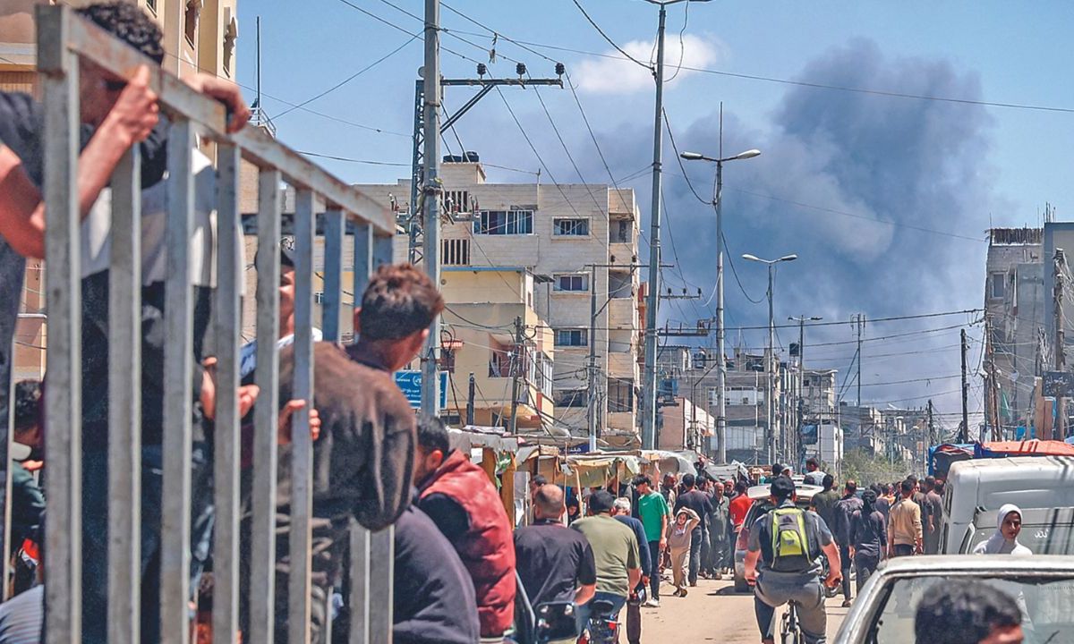 HUÍDA. Los palestinos se desplazaron en Rafah, mientras los ataques se extendían por la ciudad.