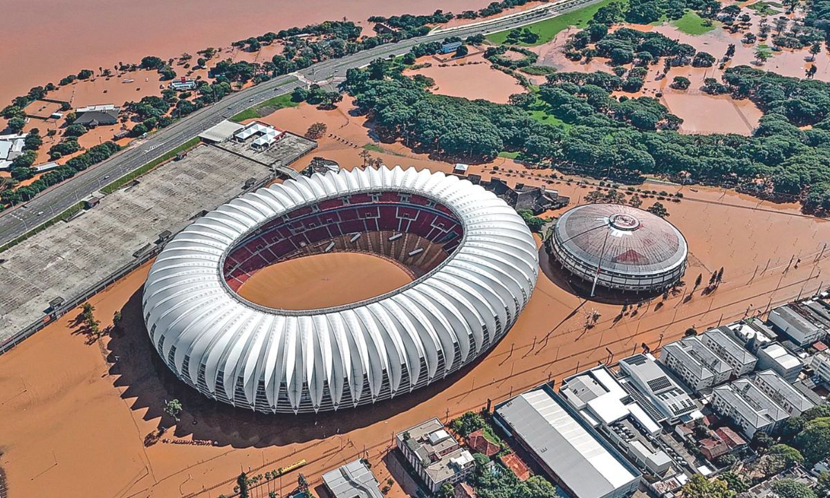 EMERGENCIA. El Estadio Beira-Río del equipo de fútbol Internacional en Porto Alegre, mostraba ayer la magnitud de las inundaciones tras las lluvias sin precedentes que golpearon a Río Grande del Sur. 