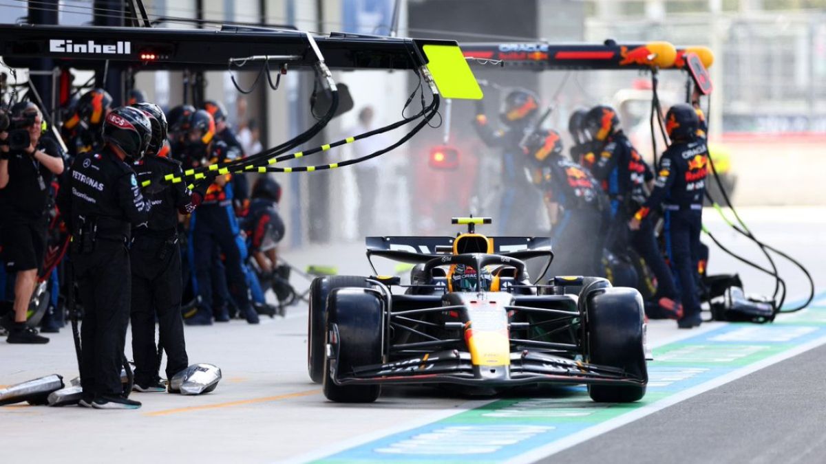 En Red Bull indican que la falla que tuvo el auto de Max Verstappen se debió al golpe que el neerlandés tuvo con un cono y no por el roce con el mexicano