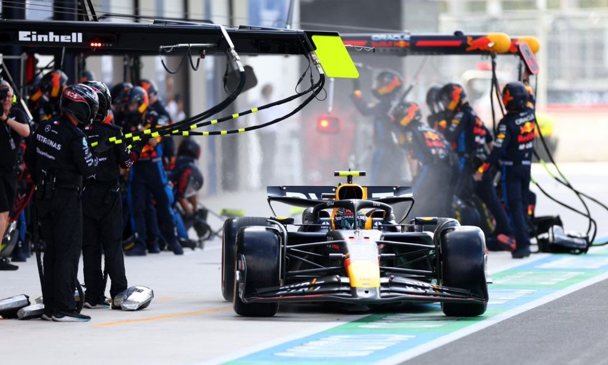 En Red Bull indican que la falla que tuvo el auto de Max Verstappen se debió al golpe que el neerlandés tuvo con un cono y no por el roce con el mexicano